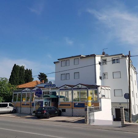 Guesthouse Varnica Kaštel Lukšić Екстериор снимка