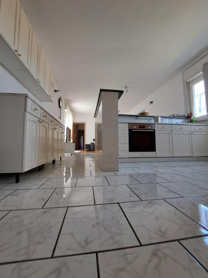 Guesthouse Varnica Kaštel Lukšić Екстериор снимка