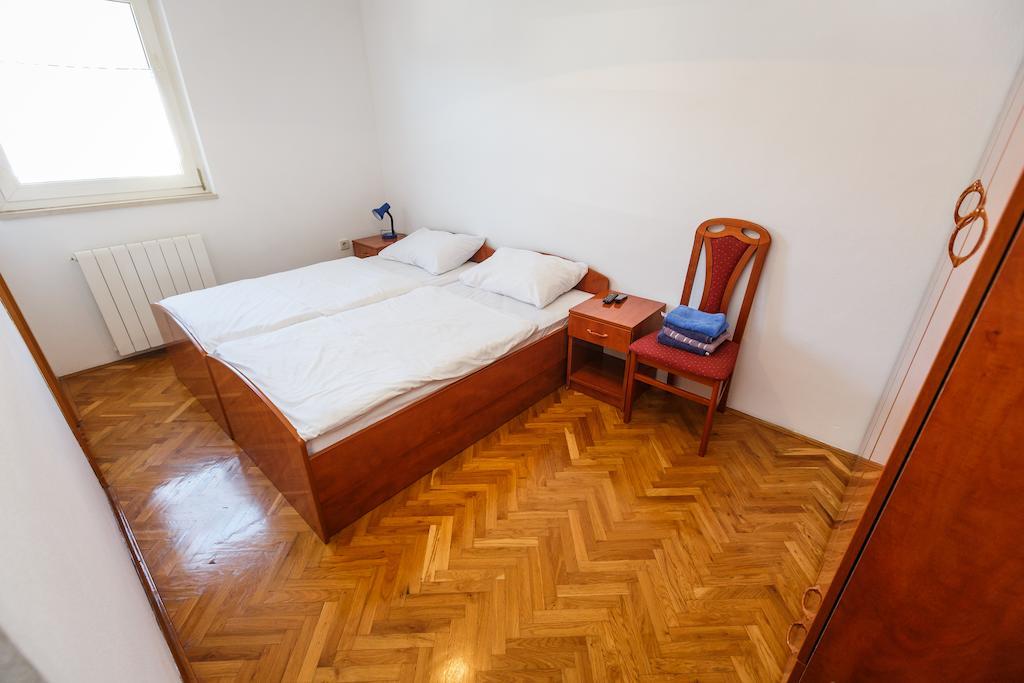 Guesthouse Varnica Kaštel Lukšić Стая снимка